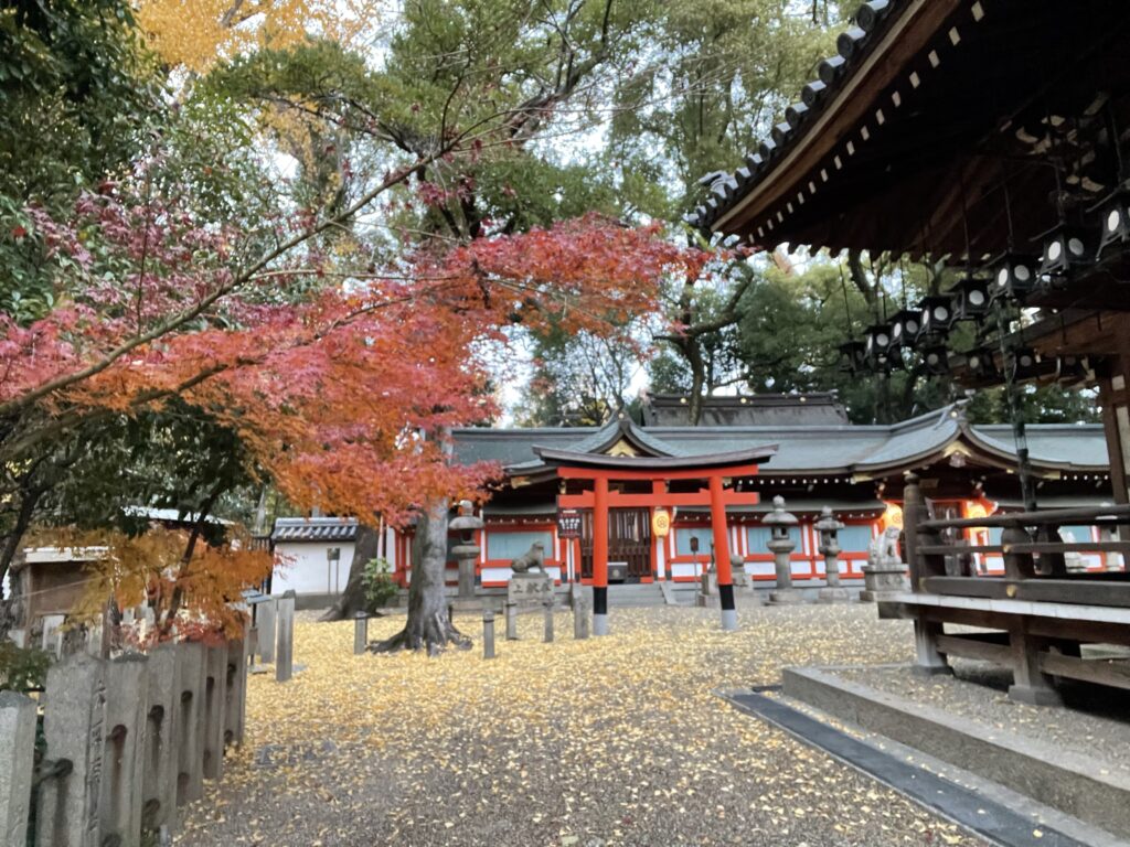 杭全神社の境内紅葉