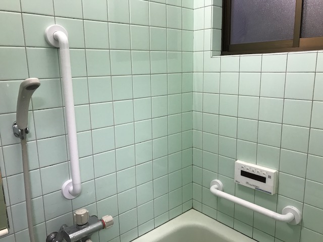 高齢者の手すりの設置高さの目安は？