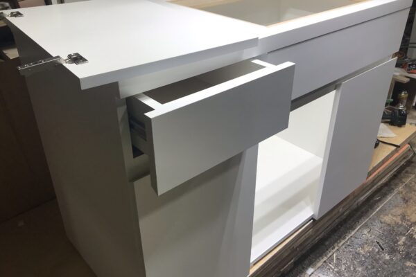 クリニックの家具製作しながら介護住宅の流し台を考える