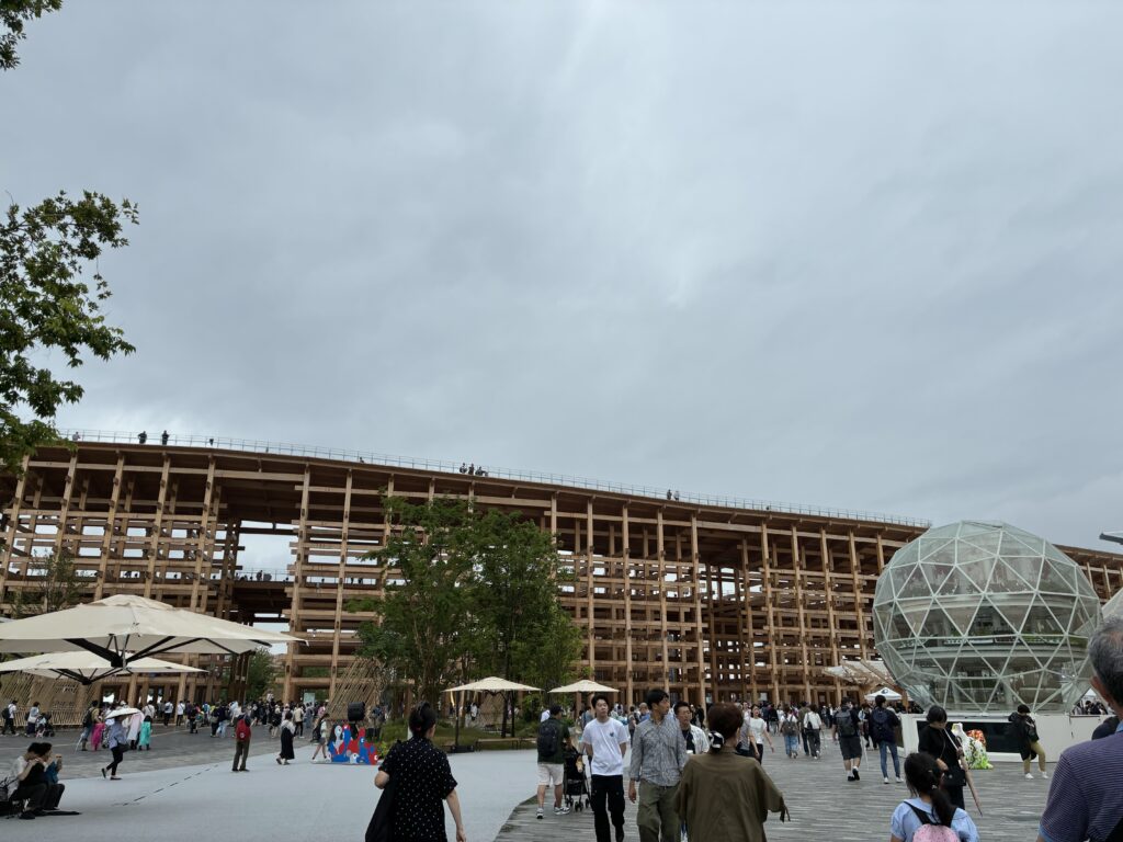 東ゲートから大屋根リングに向かう