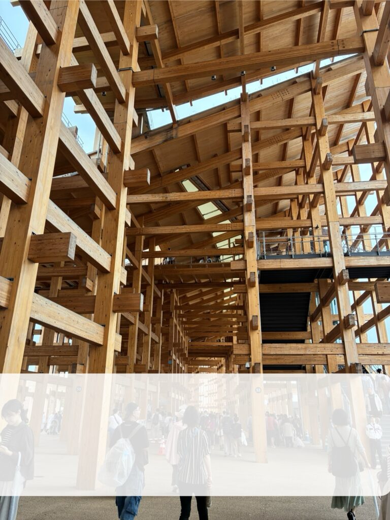 大屋根リングの下