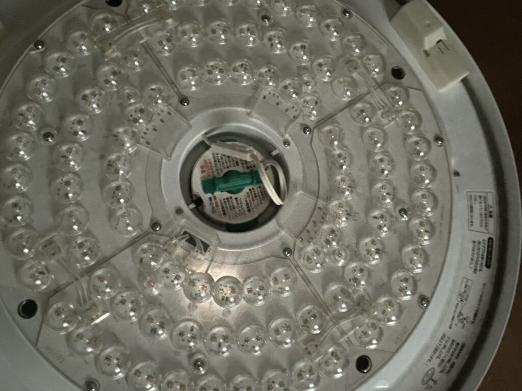 室内のLEDシーリングライトが寿命交換期を迎えリセットで回復した話