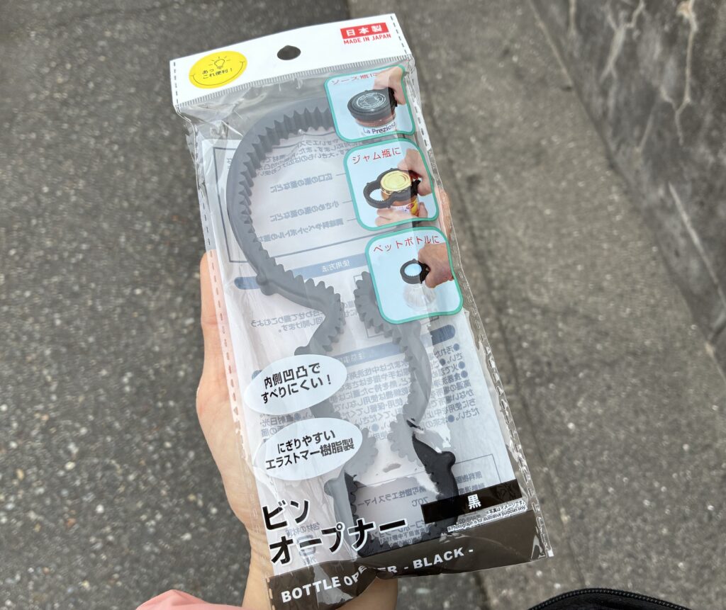 ダイソーのビン・ペットボトルの蓋を開けやすくする道具