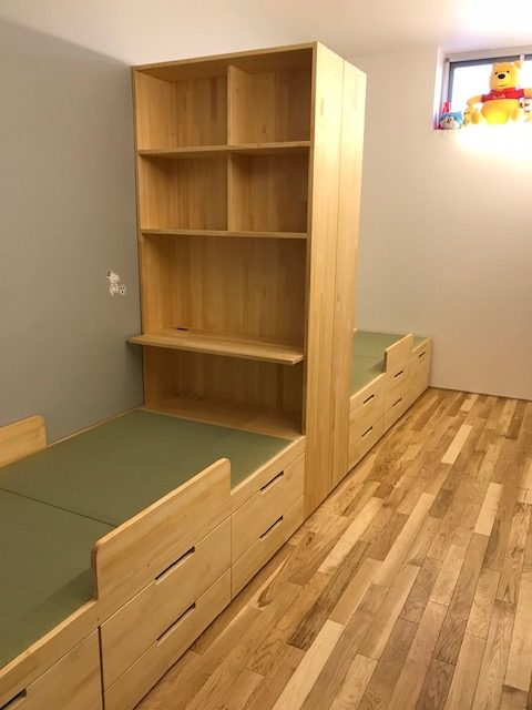 子ども用・パイン材を使った本棚と収納付き畳ベッド
