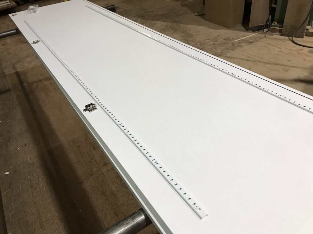 箱型クローゼット収納にダボレールの白を使用・棚板DIYの注意点