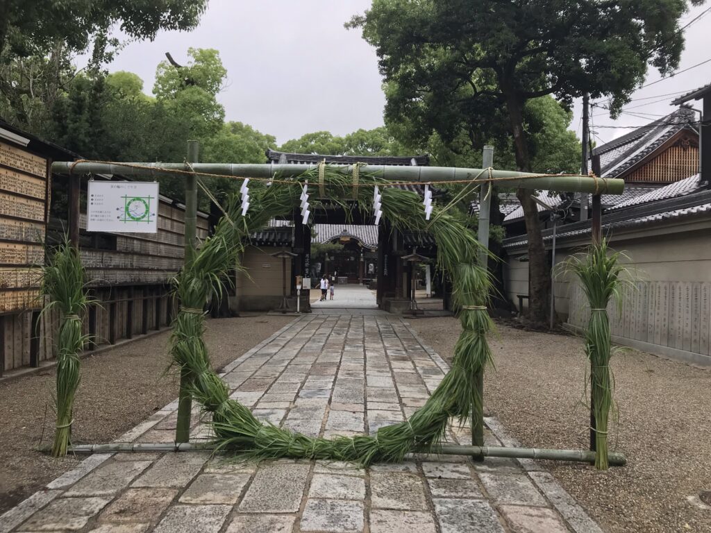 大阪の杭全神社で茅の輪くぐり