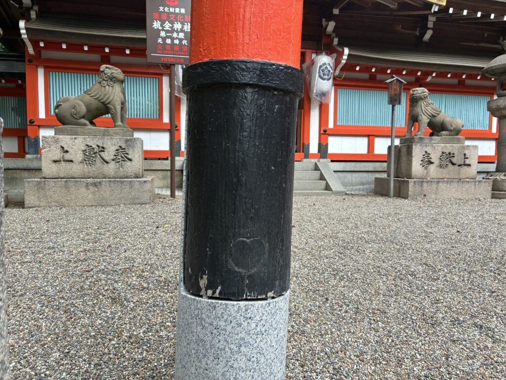 神社の鳥居の支柱にハート型の埋め木を発見
