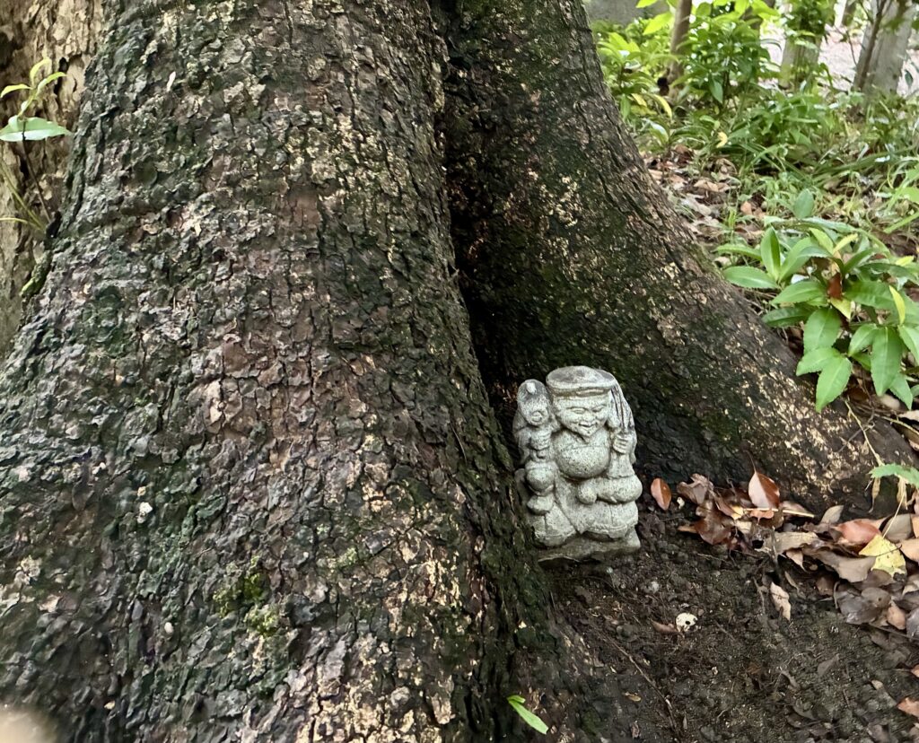 消耗品を作っている憂いと木の根に大黒天様